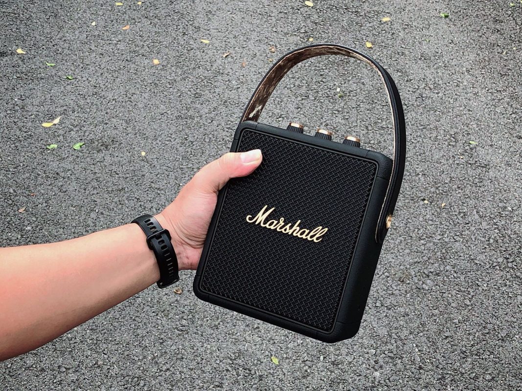 Trên tay chiếc loa Marshall Stockwell II Black Brass