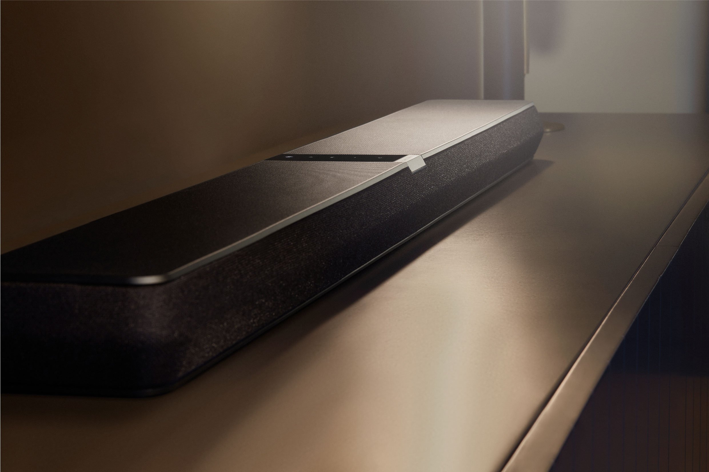 https://thienvu.com.vn/loa-soundbar-bowers-wilkins Loa soundbar Bowers - Wilkins 1.Loa soundbar Bowers & Wilkins có xuất xứ từ đâu? 2.Loa thanh soundbar B&W có gì nổi bật? 2.1 Thiết kế sang trọng của loa thanh tivi B&W 2.2 Tái tạo âm thanh sắc nét cùng loa soundbar xem phim 3.Loa soundbar Bowers - Wilkins nào bán chạy nhất hiện nay? 4.Mua loa thanh soundbar Bowers & Wilkins ở đâu uy tín? Bạn có bao giờ muốn tận hưởng trọn vẹn âm thanh sống động của rạp chiếu phim ngay tại nhà? Hay bạn đang tìm kiếm một giải pháp đơn giản và hiệu quả để nâng cao trải nghiệm âm thanh khi xem phim, nghe nhạc hoặc chơi game? Với hơn nửa thế kỷ kinh nghiệm trong ngành âm thanh cao cấp, Bowers & Wilkins đã chinh phục lòng tin của hàng triệu người yêu âm nhạc trên toàn thế giới. Và trải nghiệm âm thanh độc đáo với loa soundbar thông minh chính là điểm nhấn nổi bật mà thương hiệu B&W đã không ngừng nghiên cứu phát triển suốt nhiều năm. Hãy cùng tìm hiểu về những tính năng vượt trội, chất lượng âm thanh tuyệt vời và sự tiện dụng mà loa soundbar Bowers & Wilkins mang lại. 1.Loa soundbar Bowers & Wilkins có xuất xứ từ đâu? Loa soundbar Bowers & Wilkins có nguồn gốc từ Anh Quốc (United Kingdom). Bowers & Wilkins là một công ty chuyên về thiết bị âm thanh cao cấp thành lập tại Worthing, Sussex, Anh vào năm 1965. Với hơn nửa thế kỷ kinh nghiệm và sự tận tâm với chất lượng âm thanh, B&W đã trở thành một trong những thương hiệu hàng đầu trong lĩnh vực âm thanh chuyên nghiệp và tiêu dùng. Các sản phẩm loa soundbar Bowers & Wilkins được thiết kế tỉ mỉ và tập trung cao về chất lượng, đáp ứng nhu cầu người dùng khó tính với âm thanh chất lượng tốt nhất. 2.Loa thanh soundbar B&W có gì nổi bật? 2.1 Thiết kế sang trọng của loa thanh tivi B&W Loa thanh tivi Bowers & Wilkins không chỉ nổi tiếng với chất lượng âm thanh xuất sắc mà còn với thiết kế sang trọng và tinh tế.Bowers & Wilkins luôn đặt sự chú trọng vào việc tạo ra những sản phẩm thể hiện sự tinh tế và đẳng cấp. Loa thanh tivi được thiết kế với sự cân đối và tỉ mỉ, tạo ra một hình dáng gọn gàng và hiện đại khi được đặt dưới màn hình tivi. Loa tạo điểm nhấn với viền nhôm bên ngoài có độ chắc chắn, mỗi đường nét đều được cắt gọt khéo léo, giúp người dùng tiết kiệm tối đa không gian lắp đặt, hoàn thiện thẩm mỹ cho không gian phòng khách hoặc phòng ngủ. 2.2 Tái tạo âm thanh sắc nét cùng loa soundbar xem phim Loa soundbar xem phim Bowers & Wilkins thừa hưởng công nghệ tiên tiến được nghiên cứu hơn nửa thế kỷ qua, với công nghệ âm thanh đa kênh và xử lý tín hiệu thông minh, loa soundbar mang lại âm thanh mạnh mẽ và độ rõ nét tuyệt vời, từ các tần số thấp đến tần số cao. Loa soundbar xem phim Bowers & Wilkins được trang bị các Dolby Atmos và DTS:X, cho phép bạn trải nghiệm âm thanh vòm tuyệt đỉnh từ các hướng khác nhau. Nhờ đó, âm thanh trong phim được tái tạo một cách chân thực và sống động, cho bạn cảm giác như đang trực tiếp trong cảnh quay. Loa thanh xem phim B&W còn đi kèm với các tính năng thông minh như kết nối không dây và điều khiển thông qua ứng dụng di động, giúp bạn dễ dàng tương tác và điều chỉnh âm thanh theo ý thích. 3.Loa soundbar Bowers - Wilkins nào bán chạy nhất hiện nay? 3.1 Loa Soundbar B&W Panorama 3 Cao Cấp Giá tham khảo: 28,850,000đ Loa soundbar B&W Panorama 3 hoạt động độc lập không cần sử dụng đến loa sub vẫn có thể tái tạo tốt tất cả các dải âm bao gồm cả hiệu ứng âm thanh vòm mang đến cho người dùng những trải nghiệm âm thanh sống động, chân thực hơn bao giờ hết. 3.2 Loa Soundbar B&W Formation Bar chính hãng Giá tham khảo: 34,850,000đ Loa thanh xem phim Formation Bar có thể tái tạo được âm thanh cao cấp hi-end, đáp ứng hoàn hảo nhu cầu giải trí chất lượng cao từ xem phim, nghe nhạc, cho tới chơi game. 4.Mua loa thanh soundbar Bowers & Wilkins ở đâu uy tín? Nếu bạn đang tìm kiếm một loa thanh soundbar uy tín để nâng cao trải nghiệm giải trí âm thanh tại gia, Thiên Vũ Audio là một địa chỉ không thể bỏ qua. Tại Thiên Vũ Audio, bạn sẽ được tư vấn chuyên nghiệp về các dòng loa thanh soundbar Bowers & Wilkins, giúp bạn chọn được sản phẩm phù hợp với nhu cầu và ngân sách của mình. Đội ngũ nhân viên giàu kinh nghiệm và am hiểu về âm thanh sẽ giúp bạn hiểu rõ về các tính năng, công nghệ và lợi ích mà loa soundbar Bowers & Wilkins mang lại. Tư vấn sản phẩm, giải pháp âm thanh chuẩn xác (đúng) và phù hợp mức chi phí khách hàng đưa ra (đủ) Thiết bị âm thanh nhập khẩu, có chứng từ COCQ, xuất hóa đơn theo yêu cầu của khách hàng Dịch vụ chăm sóc khách hàng sau sử dụng, hỗ trợ kỹ thuật online offline 24/7 kể cả lễ, Tết Chính sách bảo hành 12 tháng