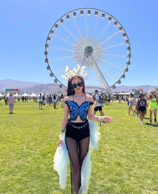 hotgirl tham du coachella 2022 voi outfit cuc chat