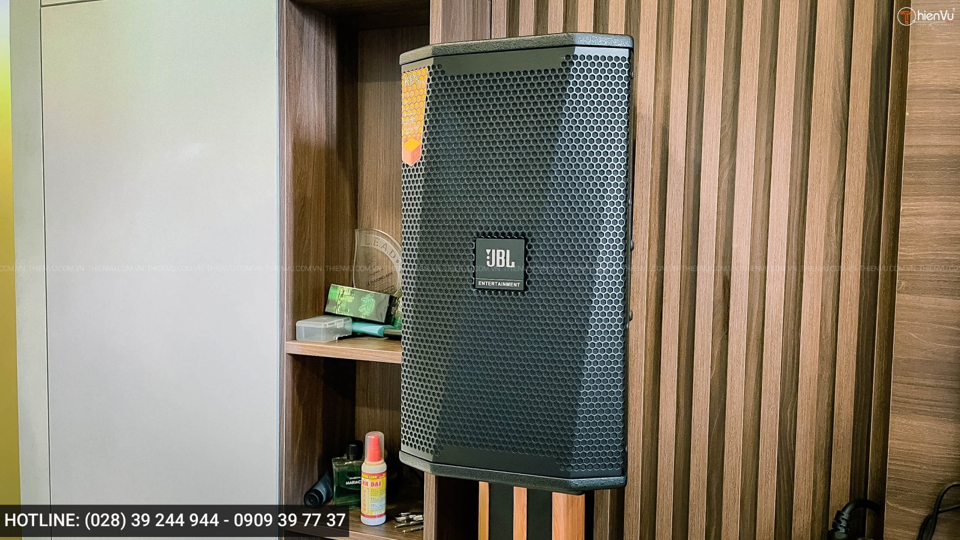 Cận cảnh loa JBL KPS1 tại nhà khách